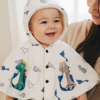 poncho bébé diplodocus enfant sourit maman dans chambre