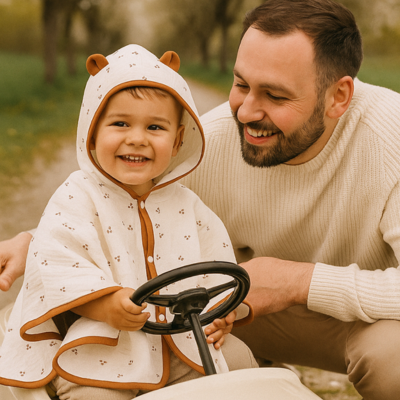 poncho bébé enfant dans voiture pédale avec papa