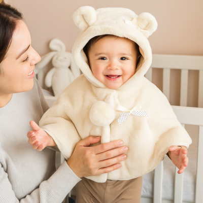 poncho bébé hiver sur enfant avec maman dans chambre