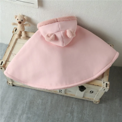 poncho bebe merinost placer sur meuble bois dans chambre