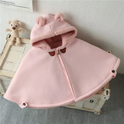 poncho bebe merinost poser sur petite table blanche