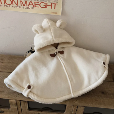 poncho bebe merinost sur table