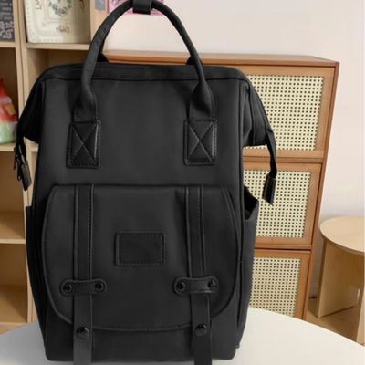 sac langer bebe blacky posé sur table blanc.