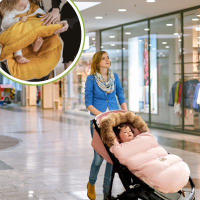 maman dans centre commercial avec bébé dans chanceliere ouvert par le bas.