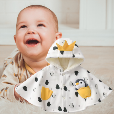 enfant allonge sur tapis pense poncho bebe pino