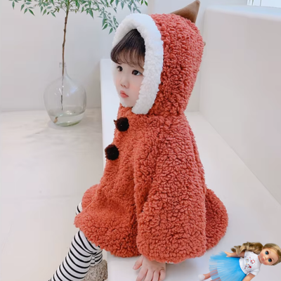 enfant assis porte poncho bébé pompon