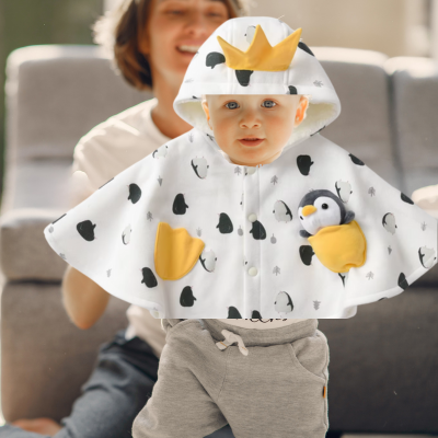 enfant avec poncho bebe pino dans maison