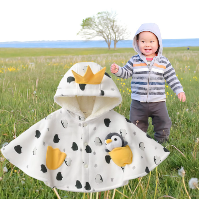 enfant debout dans herbe avec poncho bebe pino
