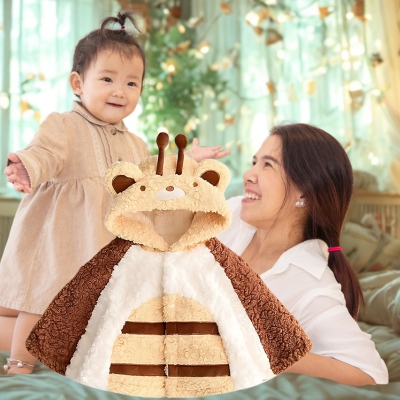 maman joue avec fille dans chambre poncho bébé gigi