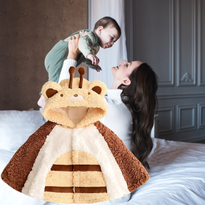maman regarde bébé ravi poncho bébé gigi