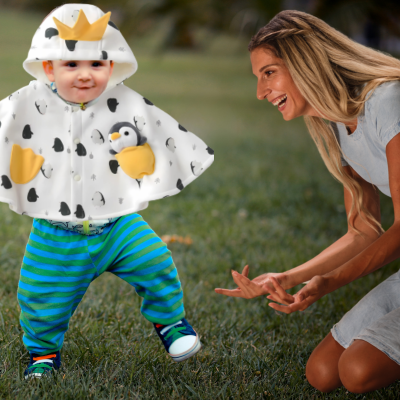 maman regarde enfant avec poncho bebe pino