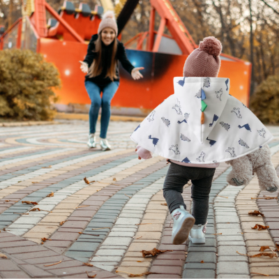 poncho bébé diplodocus sur enfant dans parc de jeu