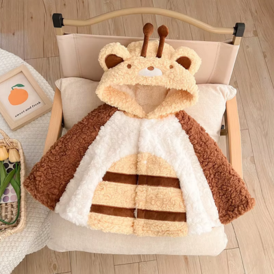 poncho bébé gigi poser sur chaise