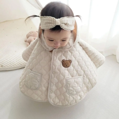 poncho bébé hiver enfant assis dans chambre