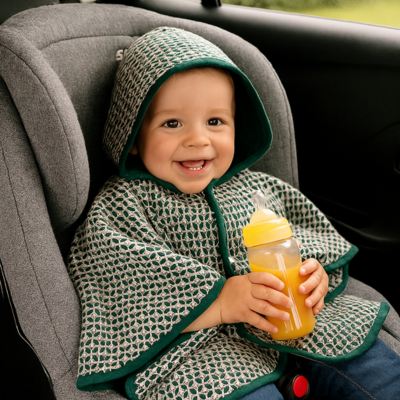 poncho bébé voiture souriant avec biberon