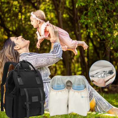Maman bébé assis sac a langer bebe blacky posé herbe.