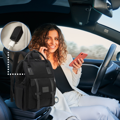 Femme voiture consulte téléphone sac a langer bebe blacky à côté.