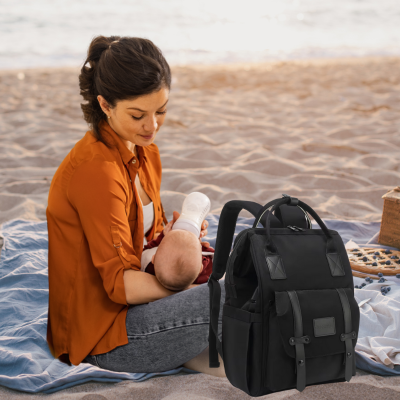 Maman plage donne biberon avec sac a langer bebe blacky 