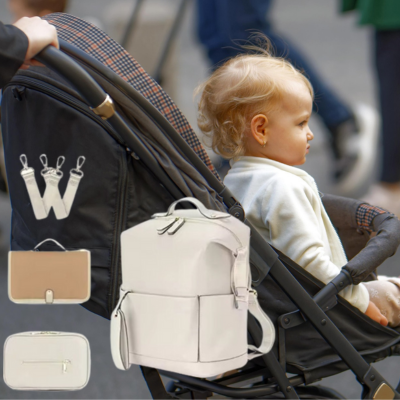  Bébé dans poussette avec les accessoires du sac a langer bebe.