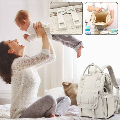 Maman joue avec bébé sac a langer bebe poupie lit.