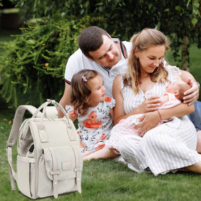 Papa regarde bébé soeur assis avec sac a langer bebe poupie.