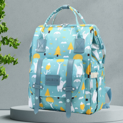 Présentation sac a langer bebe skyblue poser sur socle.